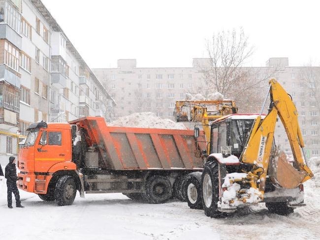 Кому жаловаться на снег во дворе